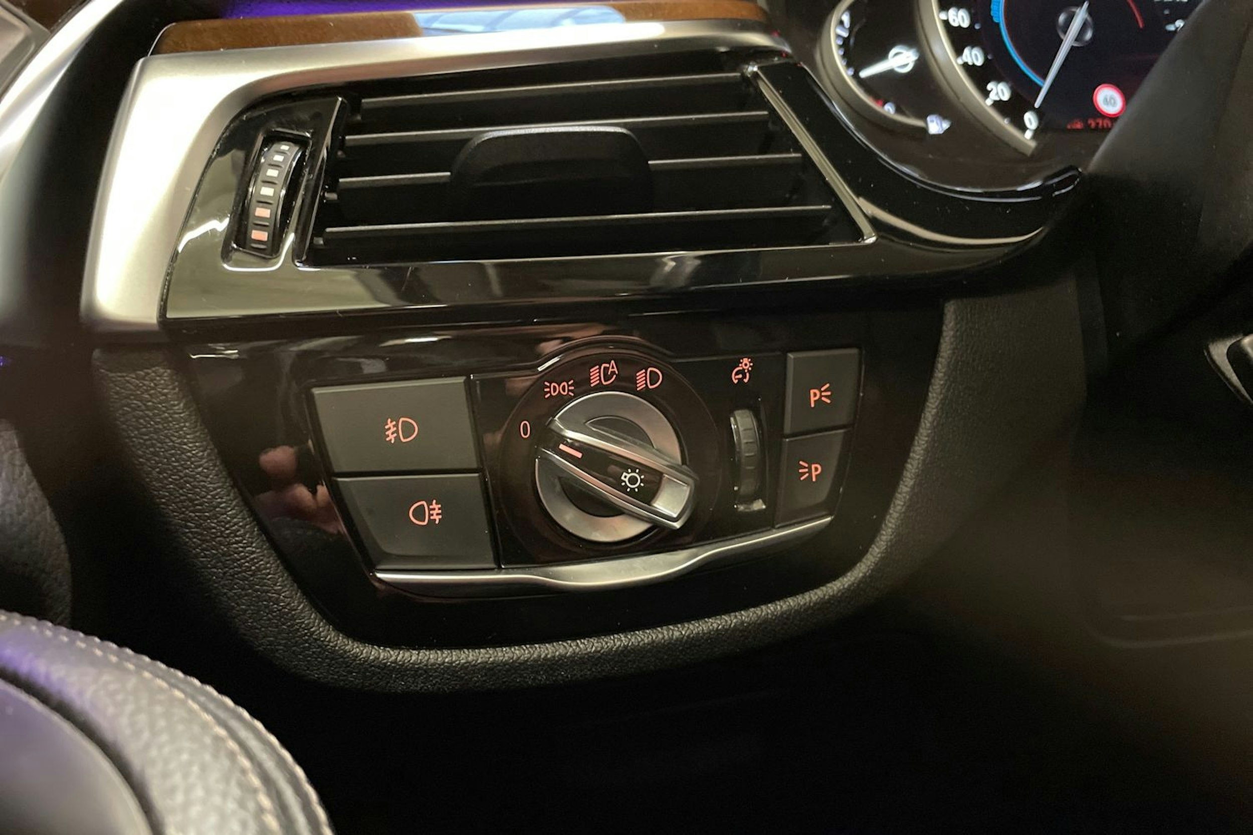 harmaa BMW 530 2018 kuva 17.