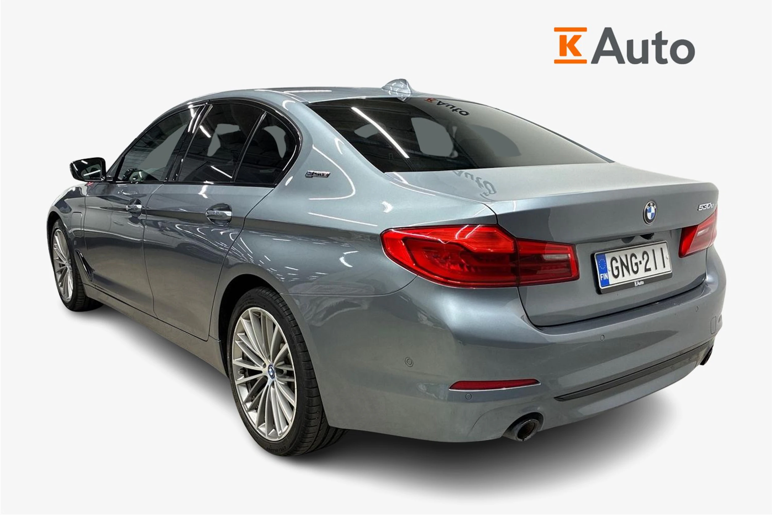 Harmaa BMW 530 2018 kuva 2.