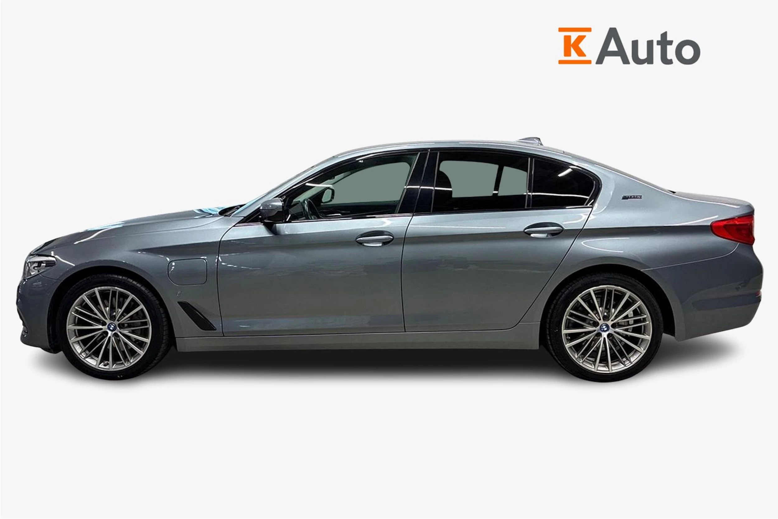 Harmaa BMW 530 2018 kuva 5.