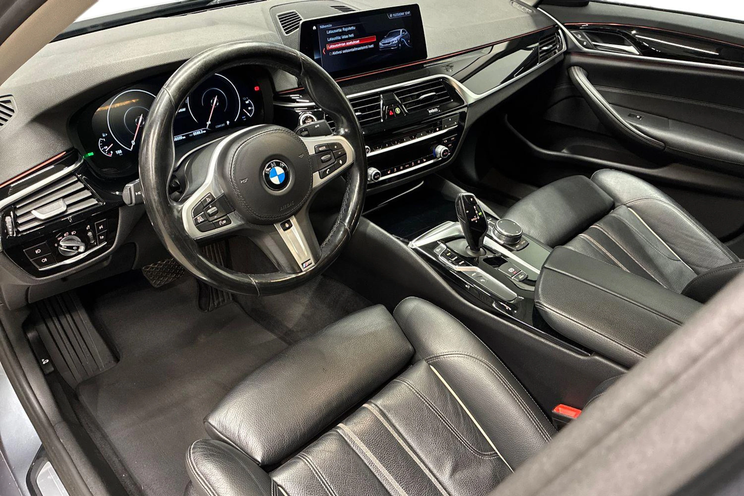 Harmaa BMW 530 2018 kuva 6.