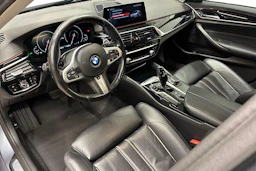 Harmaa BMW 530 2018 kuva 6.