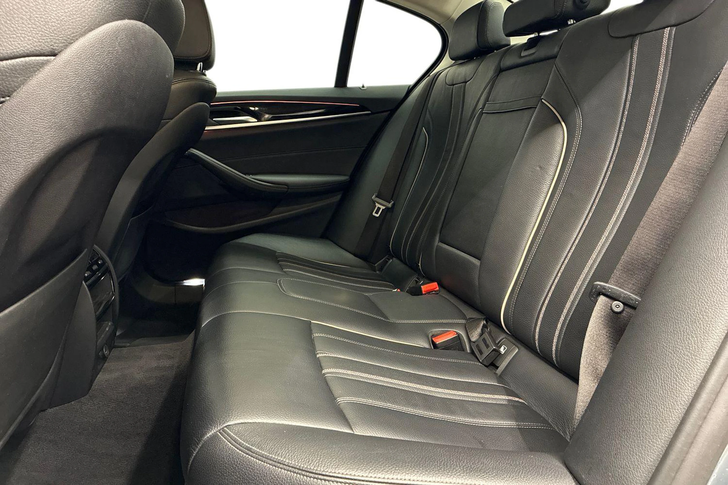 Harmaa BMW 530 2018 kuva 8.