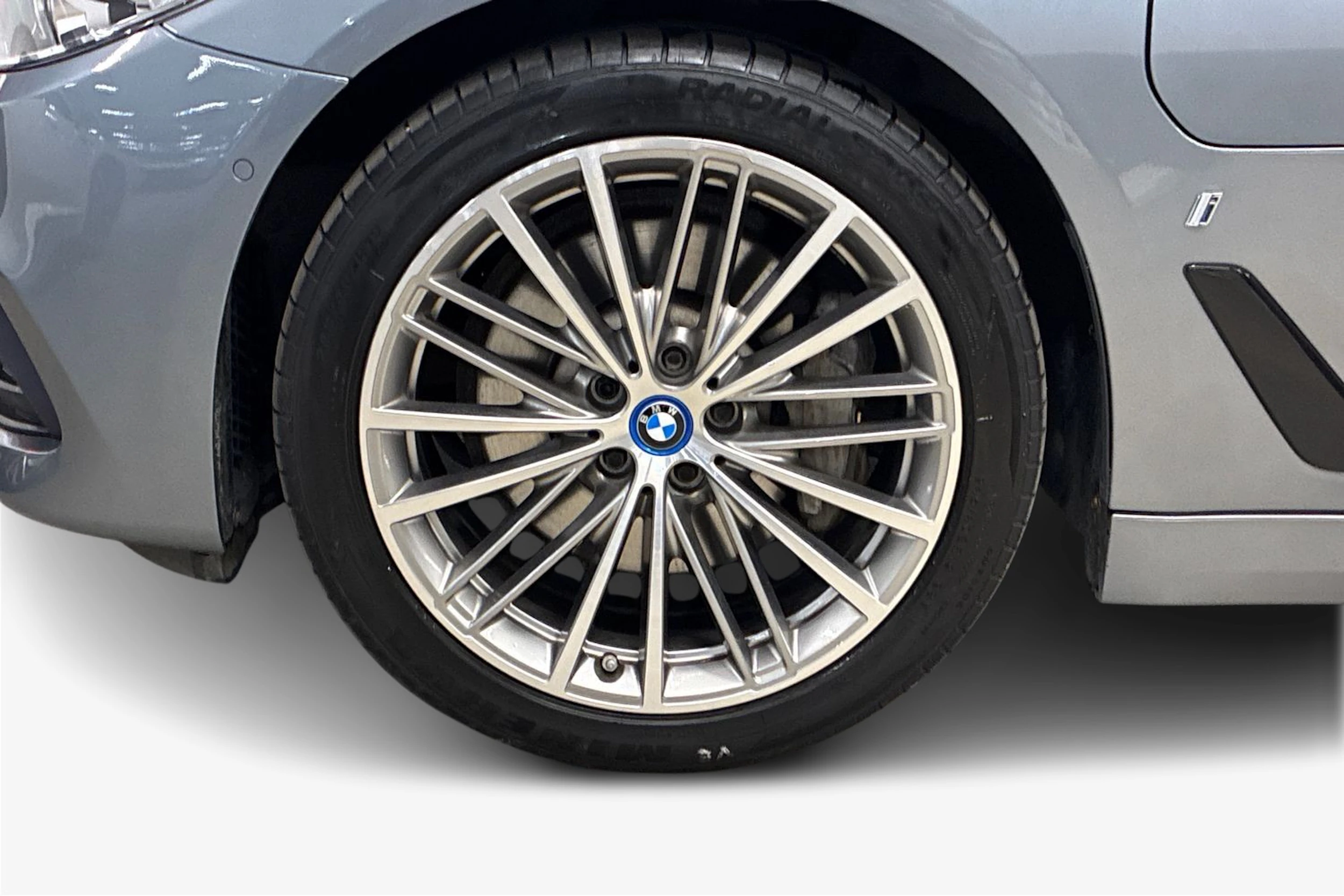 Harmaa BMW 530 2018 kuva 9.
