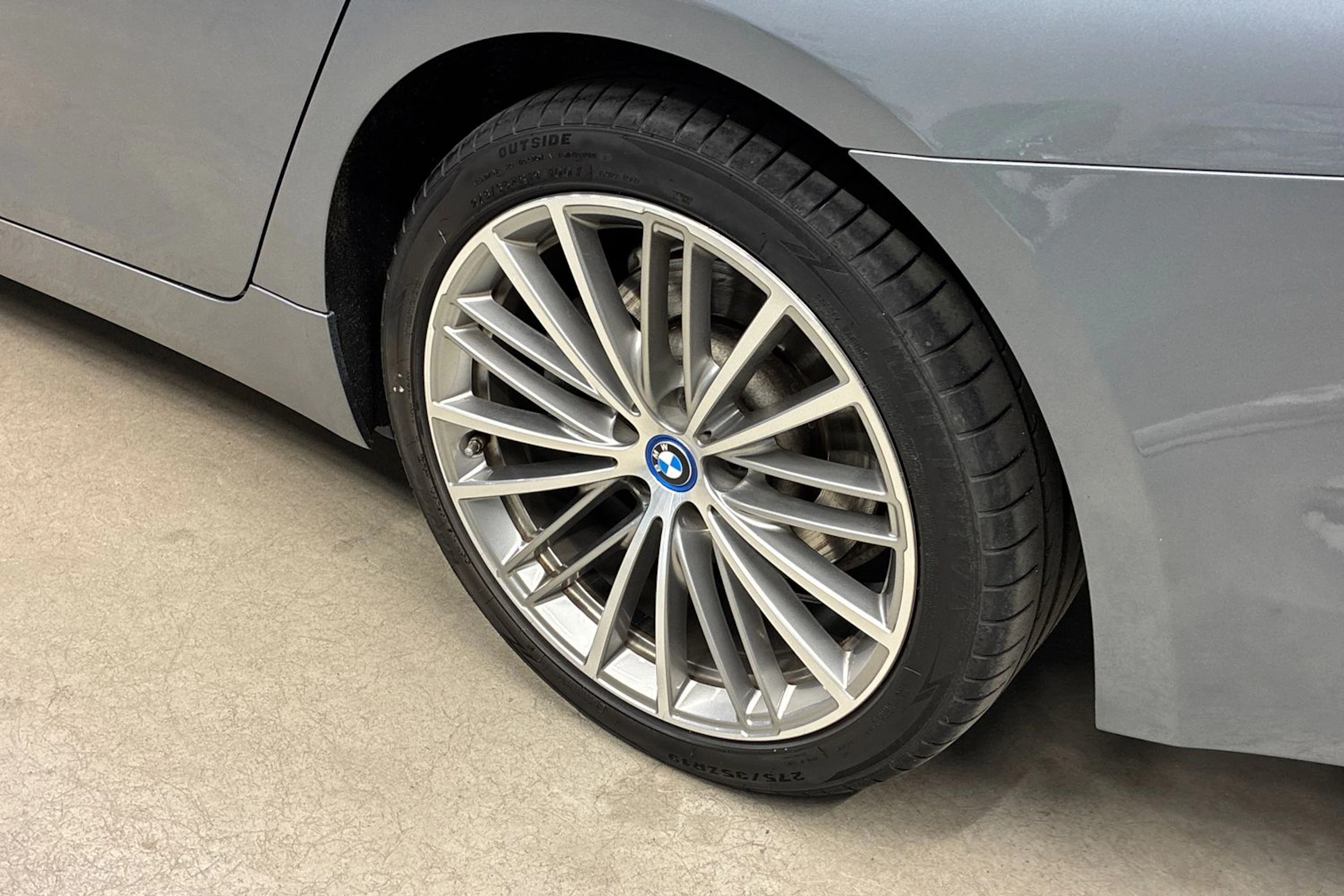 Harmaa BMW 530 2018 kuva 10.