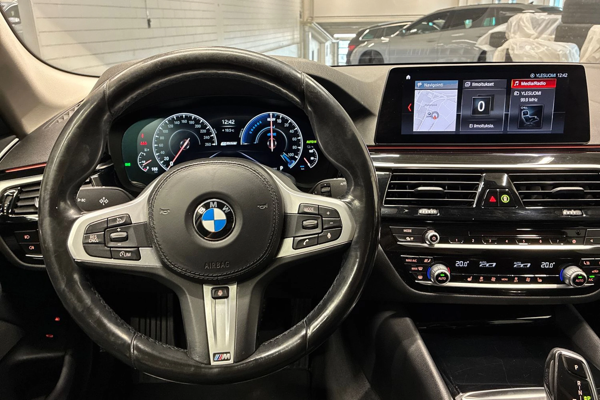 Harmaa BMW 530 2018 kuva 11.
