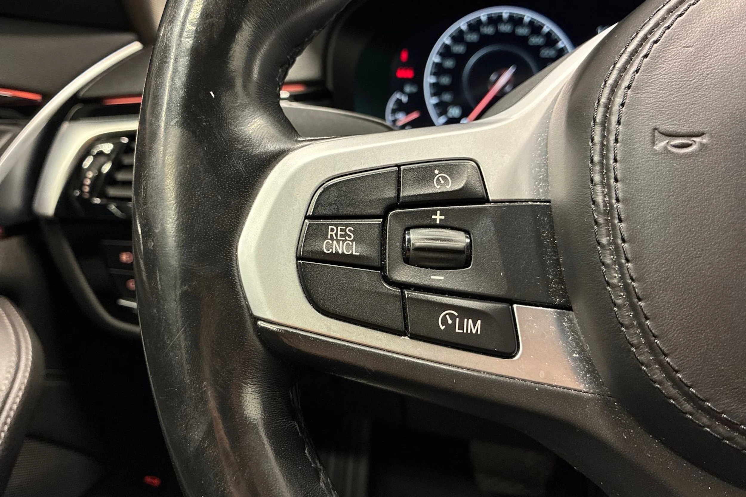 Harmaa BMW 530 2018 kuva 13.