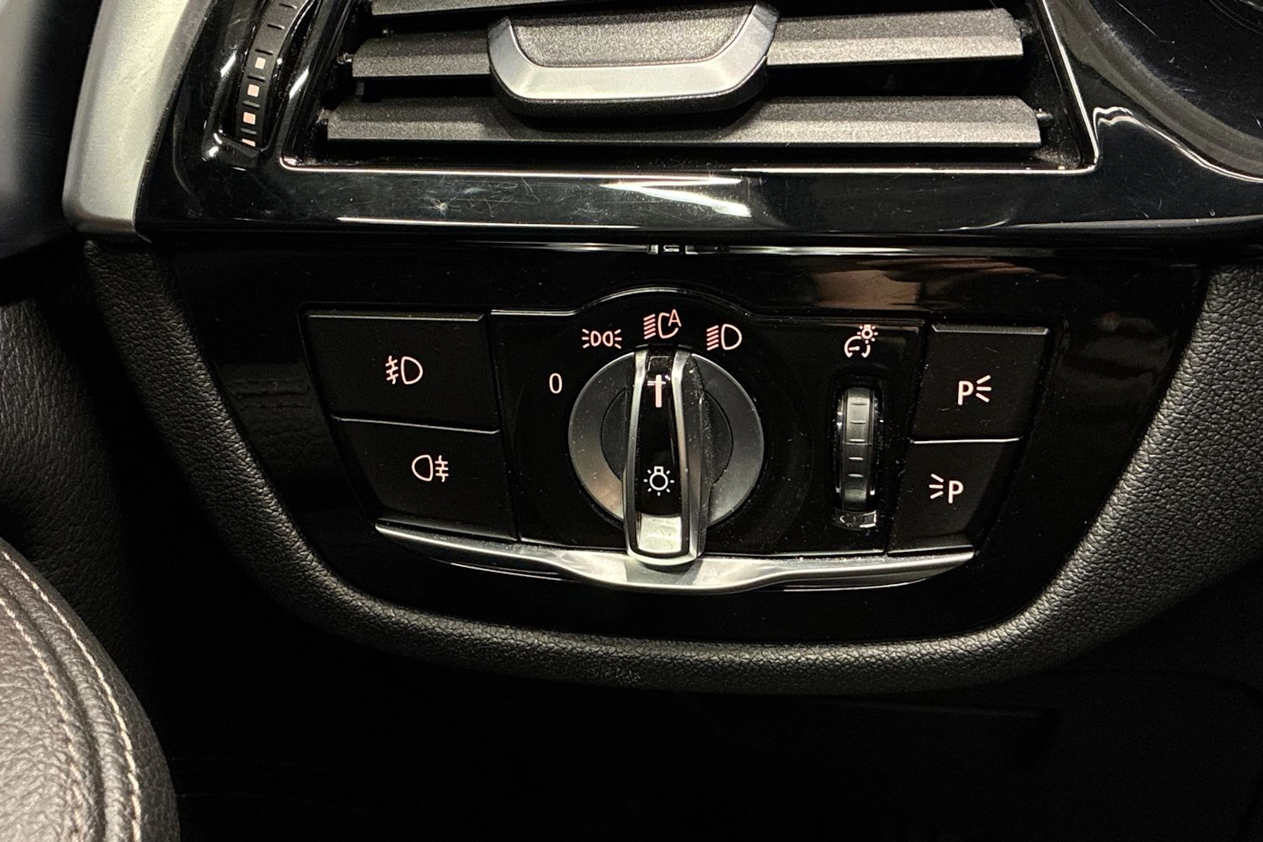 Harmaa BMW 530 2018 kuva 16.