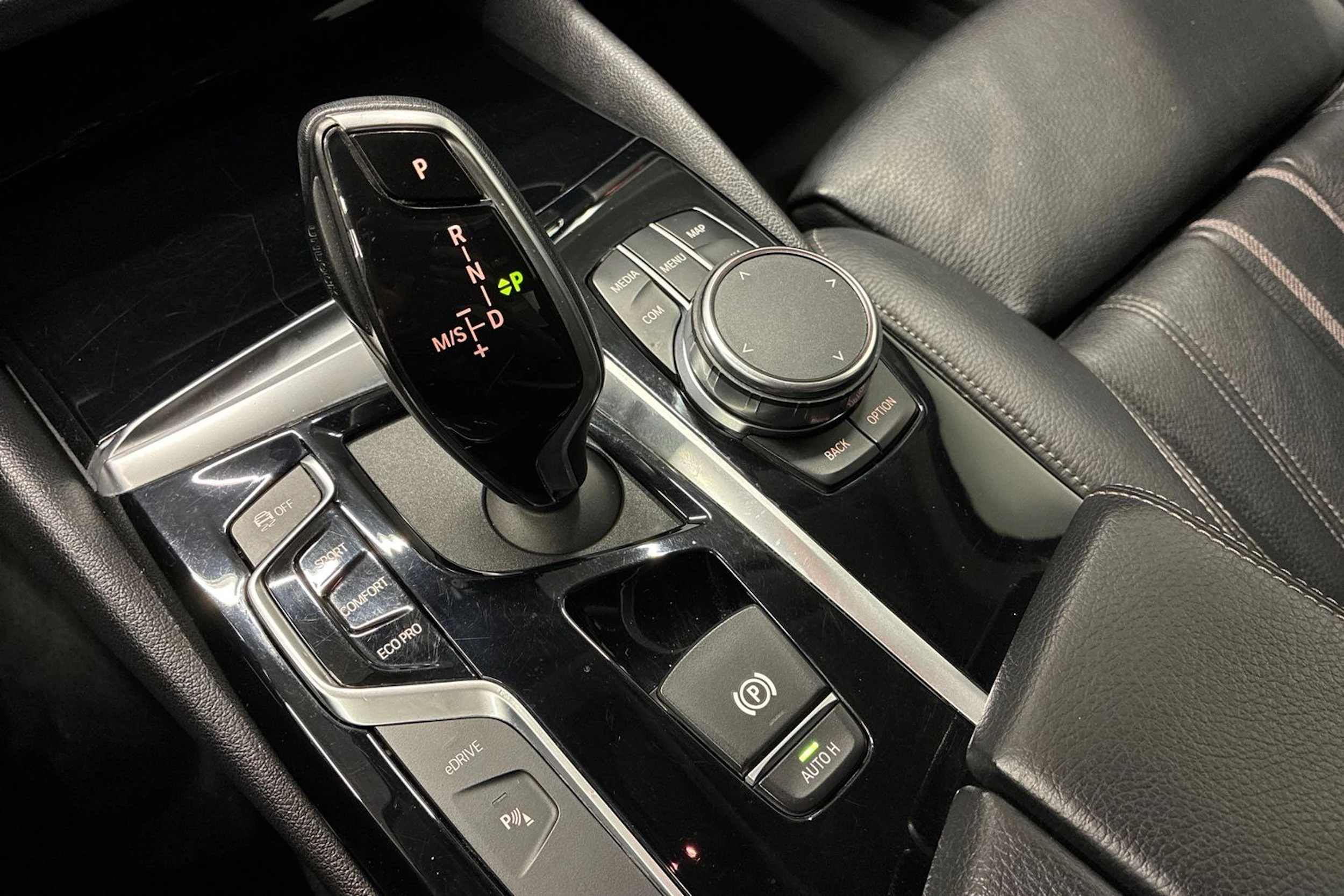 Harmaa BMW 530 2018 kuva 18.