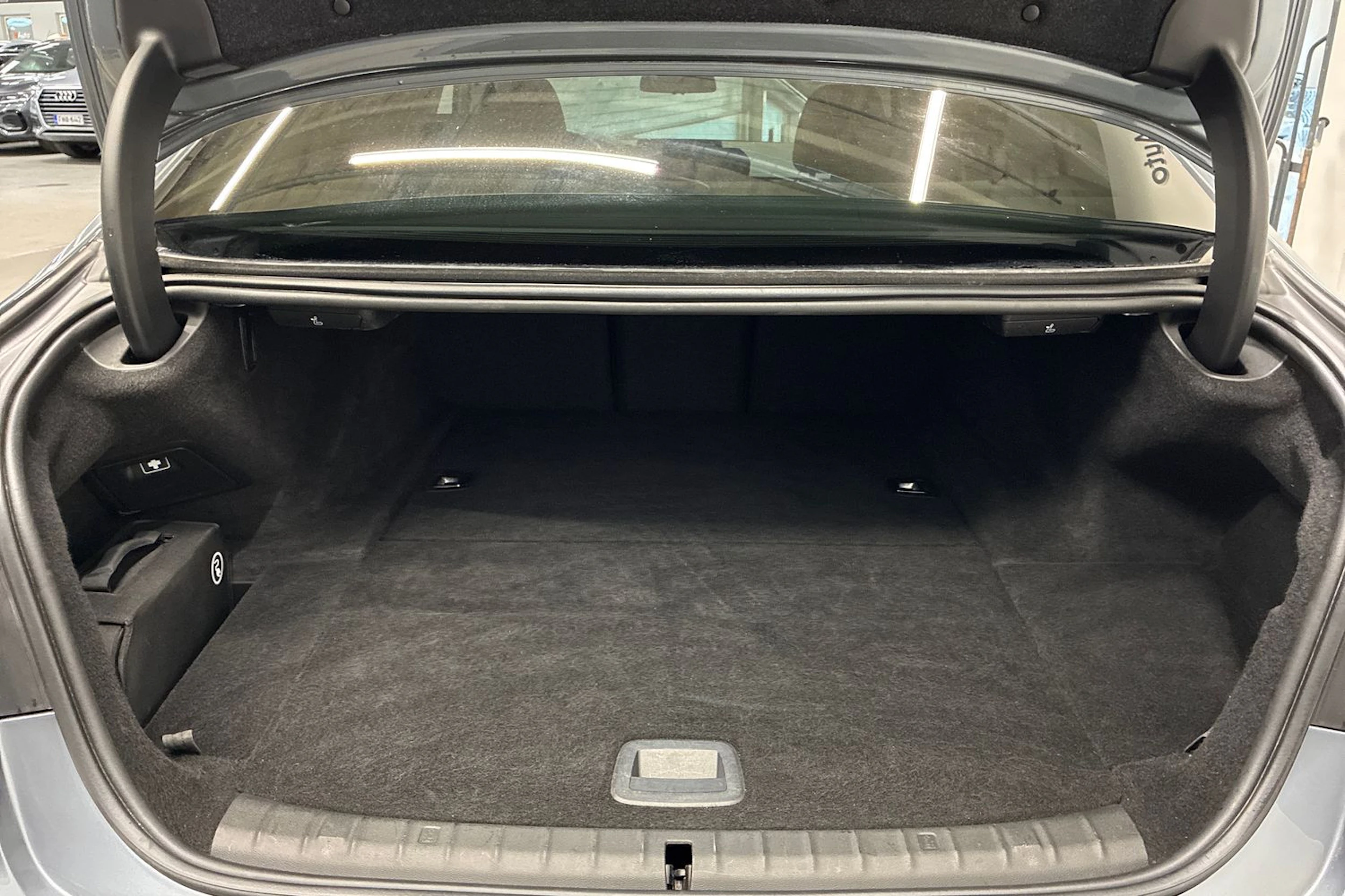 Harmaa BMW 530 2018 kuva 23.