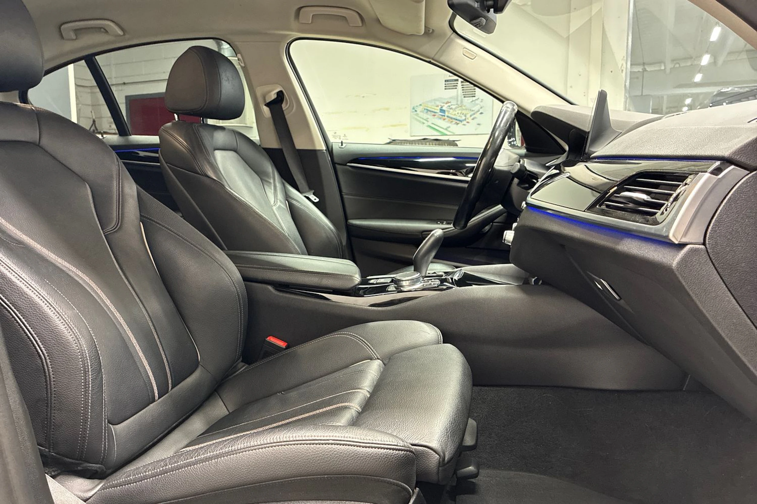 Harmaa BMW 530 2018 kuva 25.
