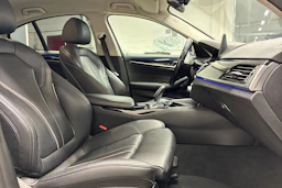 Harmaa BMW 530 2018 kuva 25.