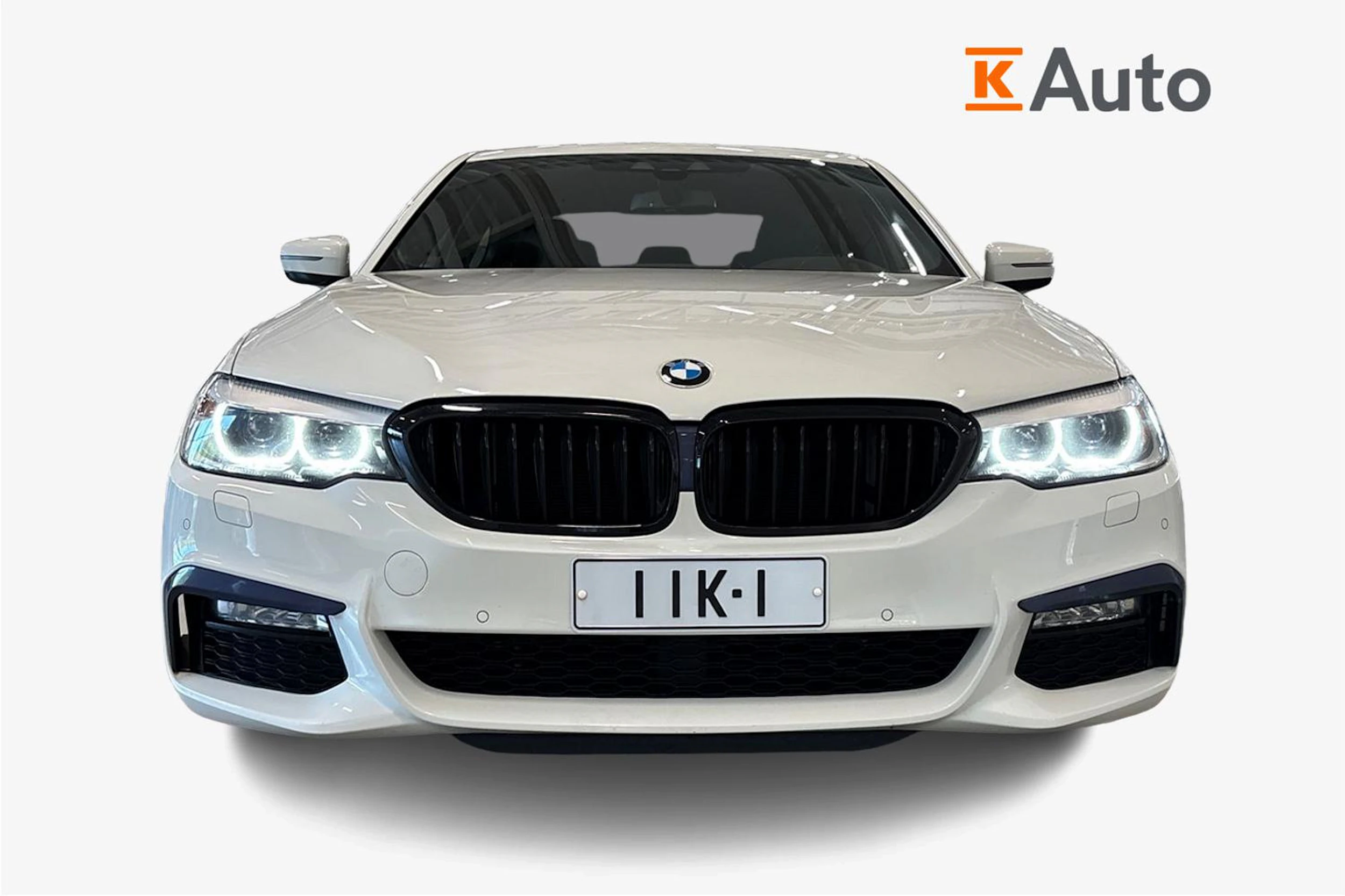 valkoinen BMW 530 2018 kuva 4.