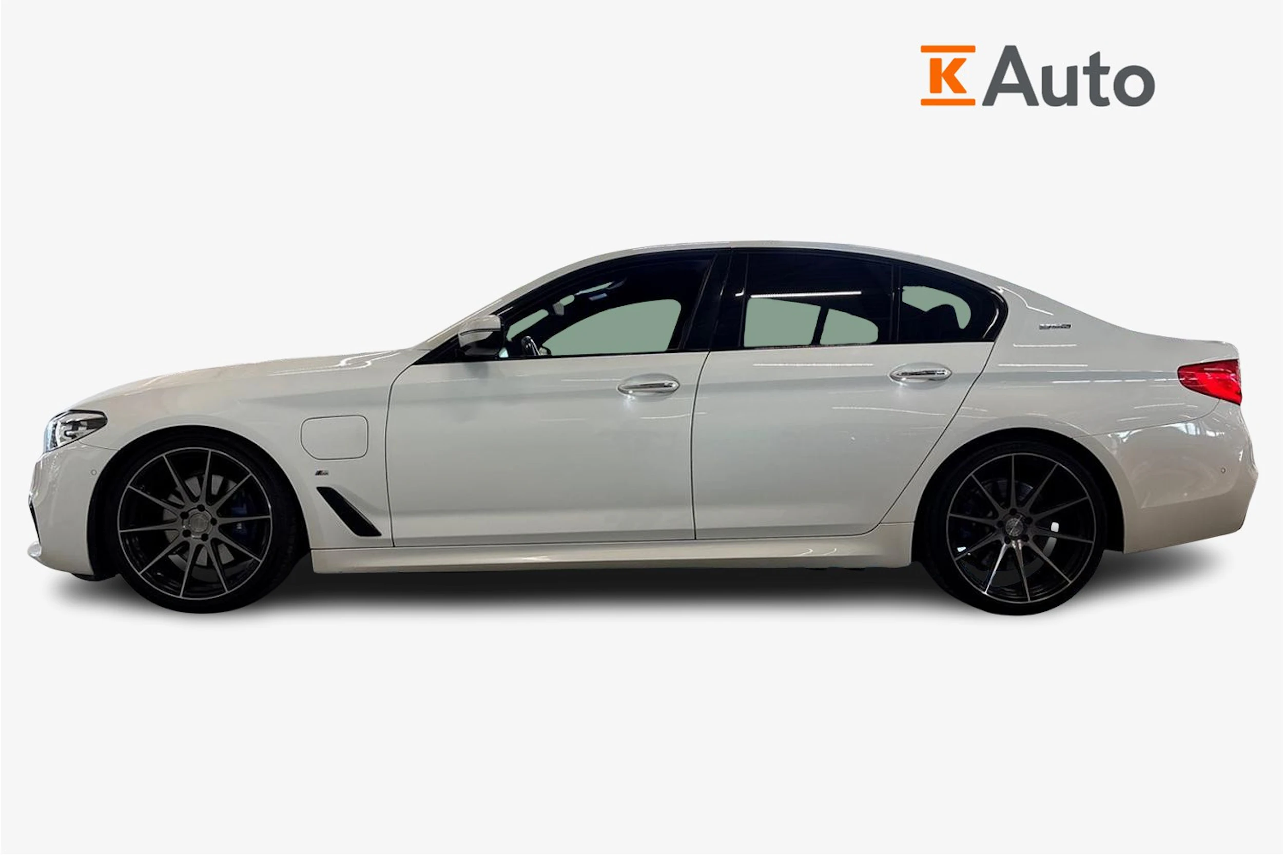 valkoinen BMW 530 2018 kuva 5.