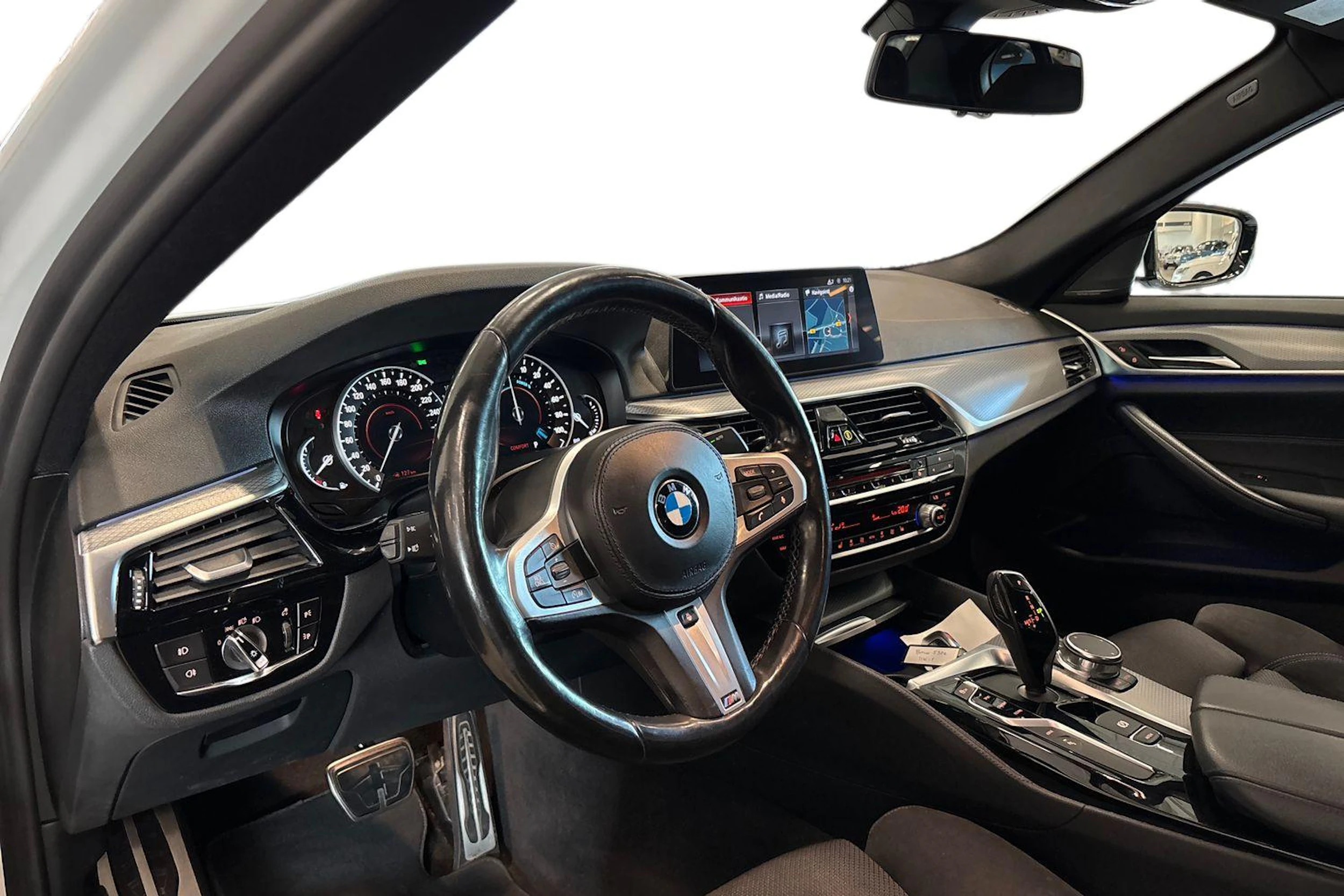 valkoinen BMW 530 2018 kuva 6.