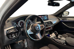 valkoinen BMW 530 2018 kuva 6.