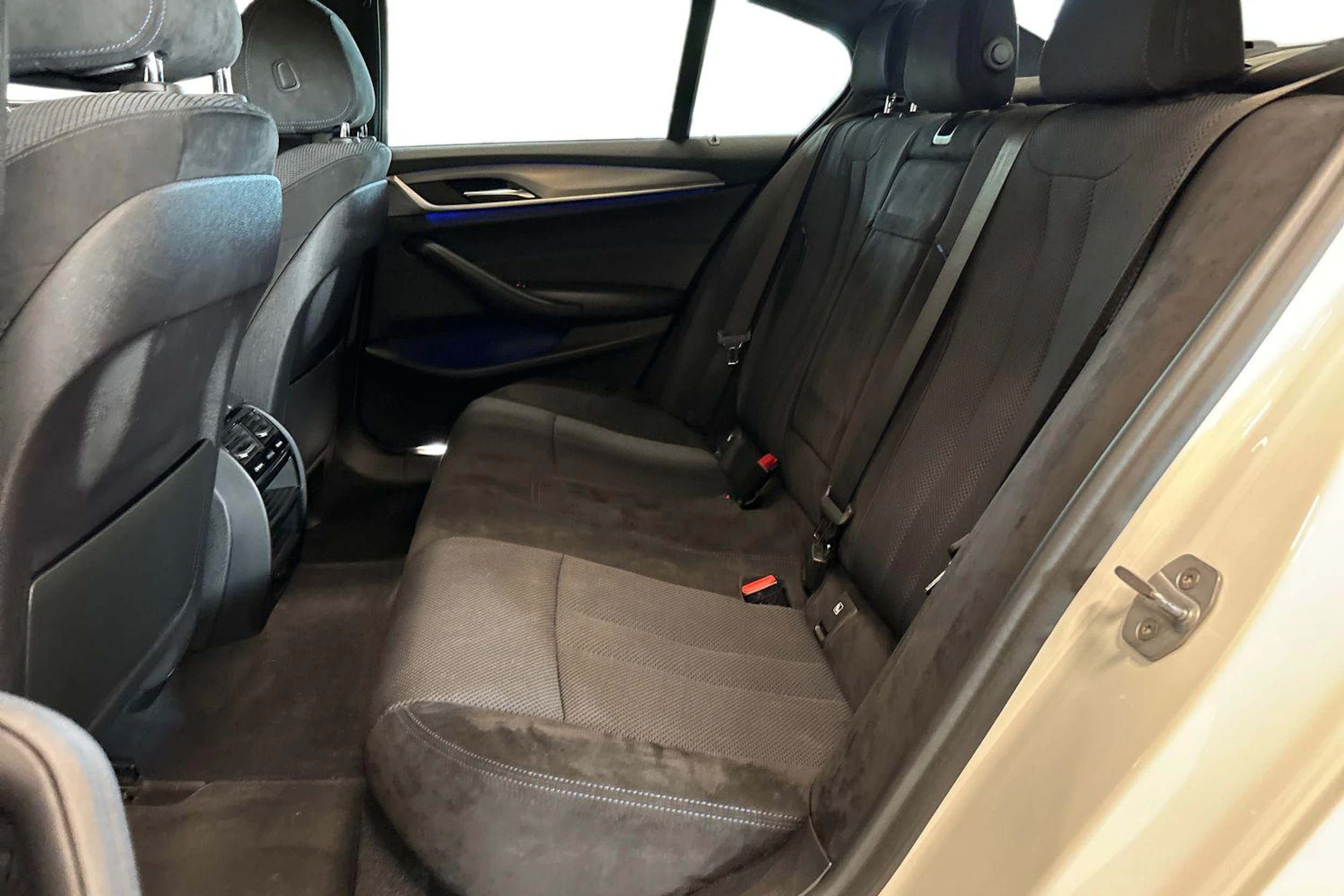 valkoinen BMW 530 2018 kuva 8.