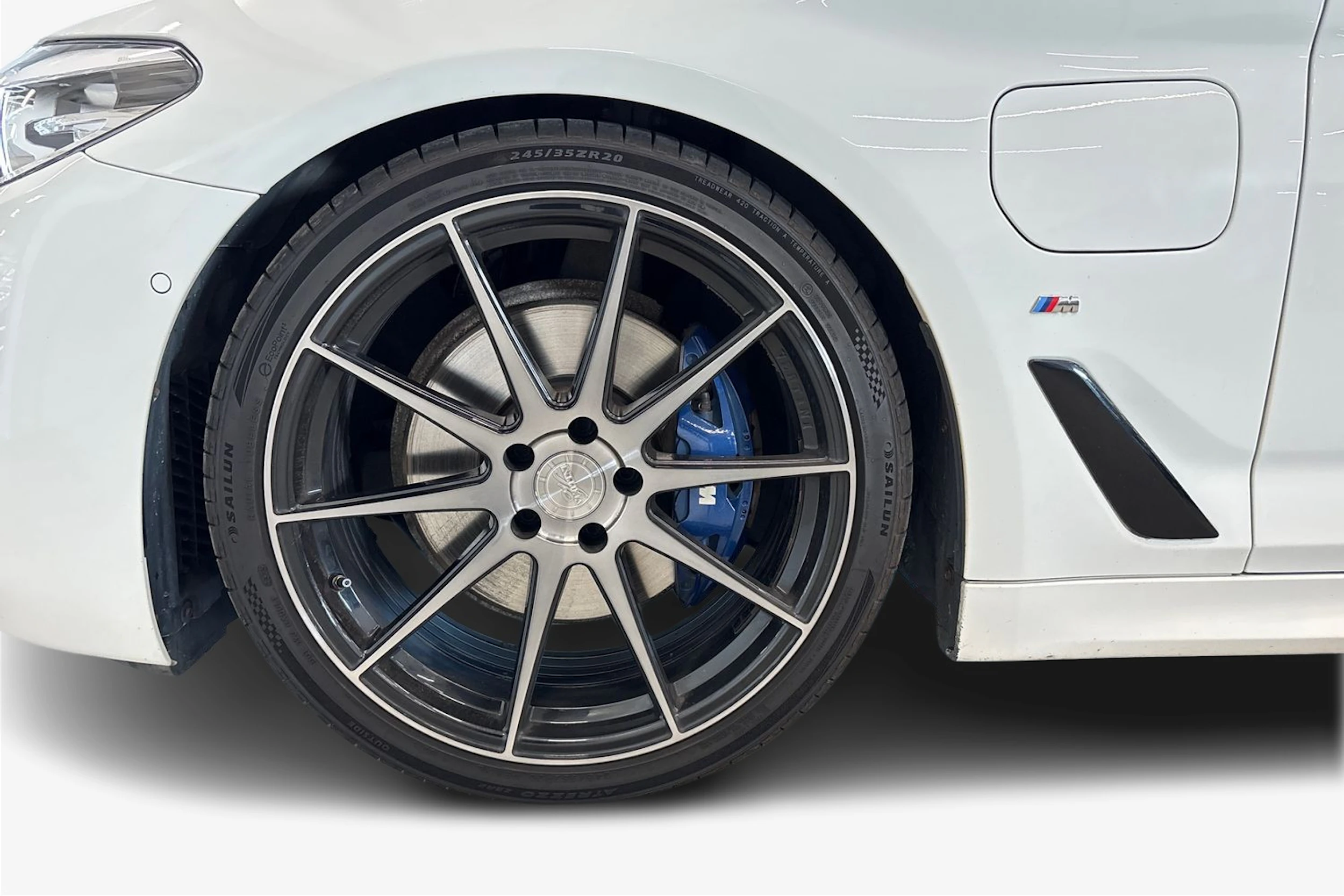 valkoinen BMW 530 2018 kuva 9.