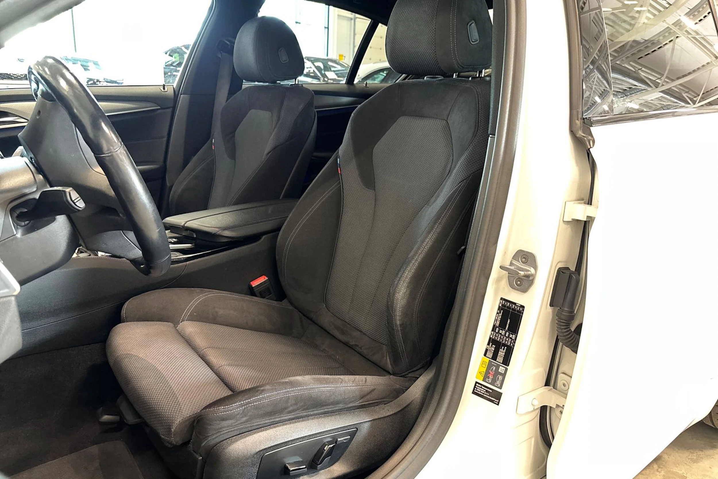 valkoinen BMW 530 2018 kuva 11.