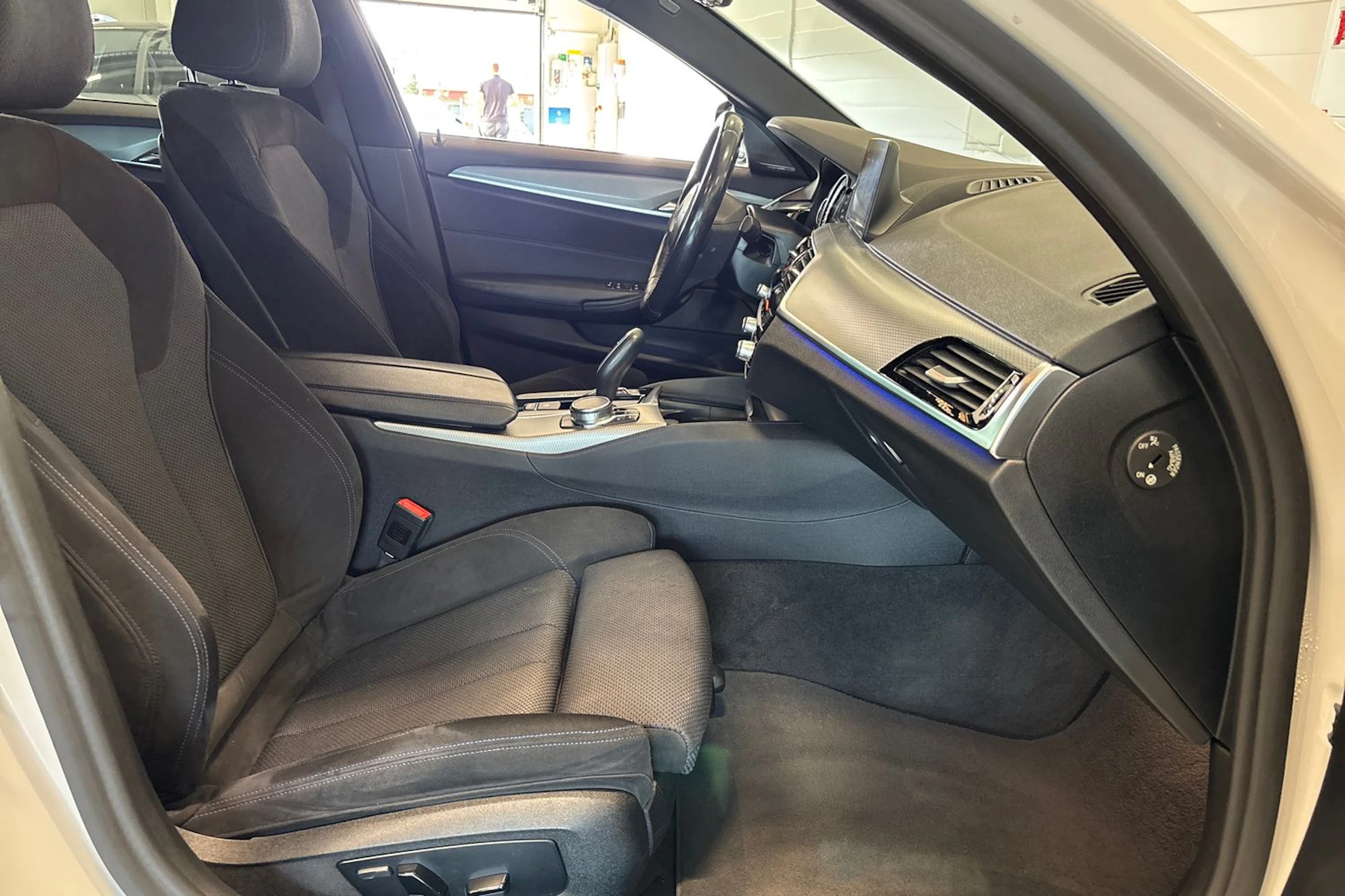 valkoinen BMW 530 2018 kuva 12.
