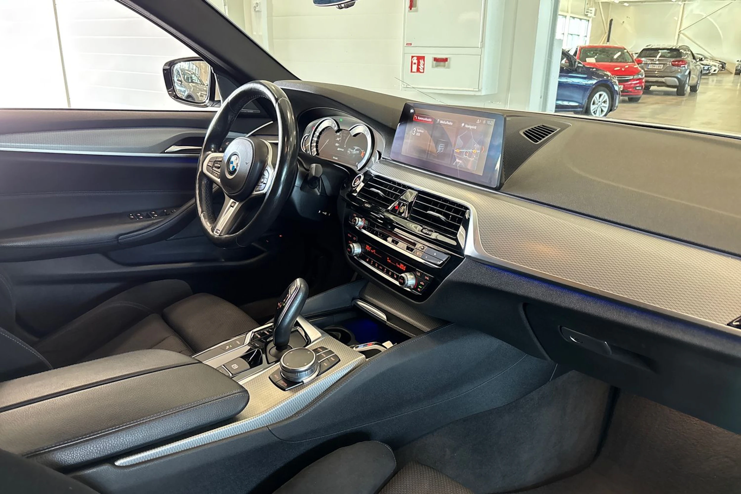 valkoinen BMW 530 2018 kuva 13.