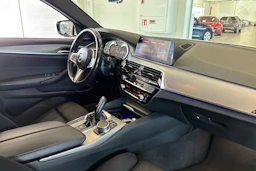 valkoinen BMW 530 2018 kuva 13.