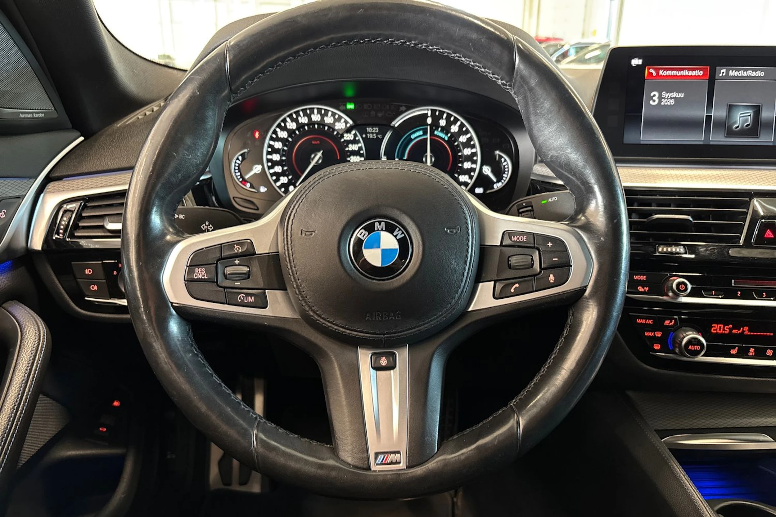 valkoinen BMW 530 2018 kuva 14.