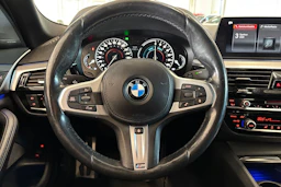 valkoinen BMW 530 2018 kuva 14.