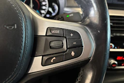 valkoinen BMW 530 2018 kuva 15.