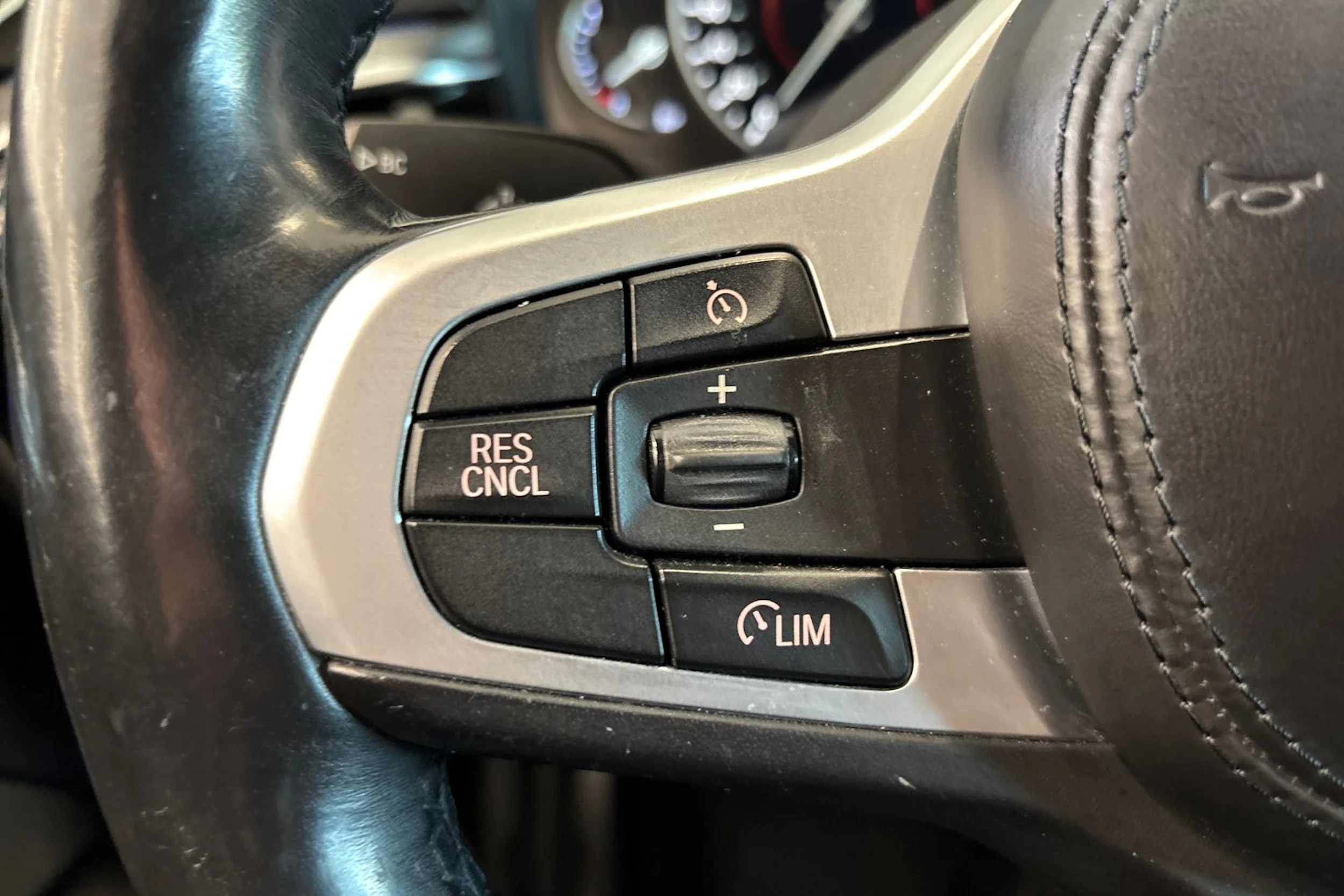valkoinen BMW 530 2018 kuva 16.