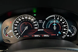 valkoinen BMW 530 2018 kuva 18.
