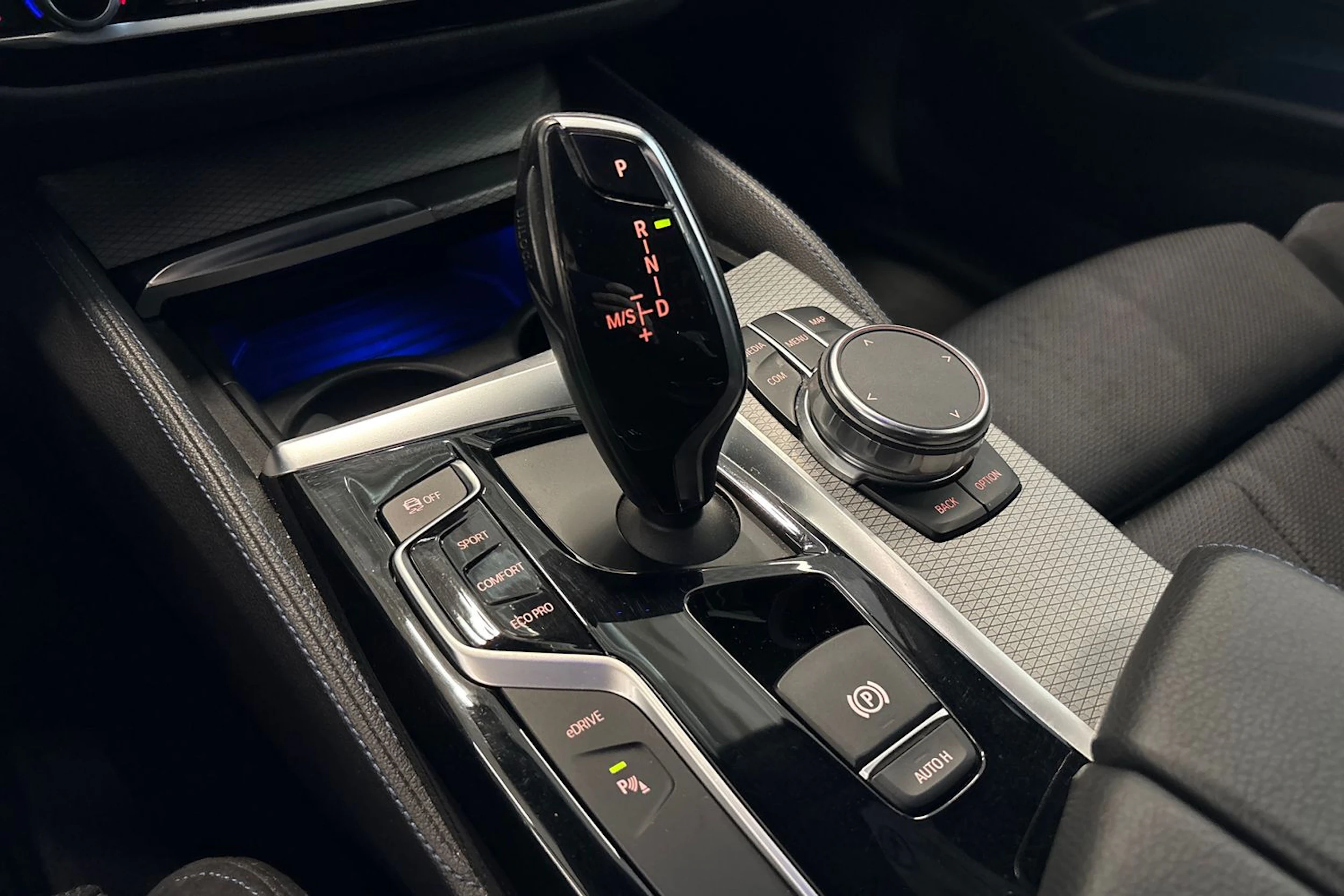 valkoinen BMW 530 2018 kuva 29.