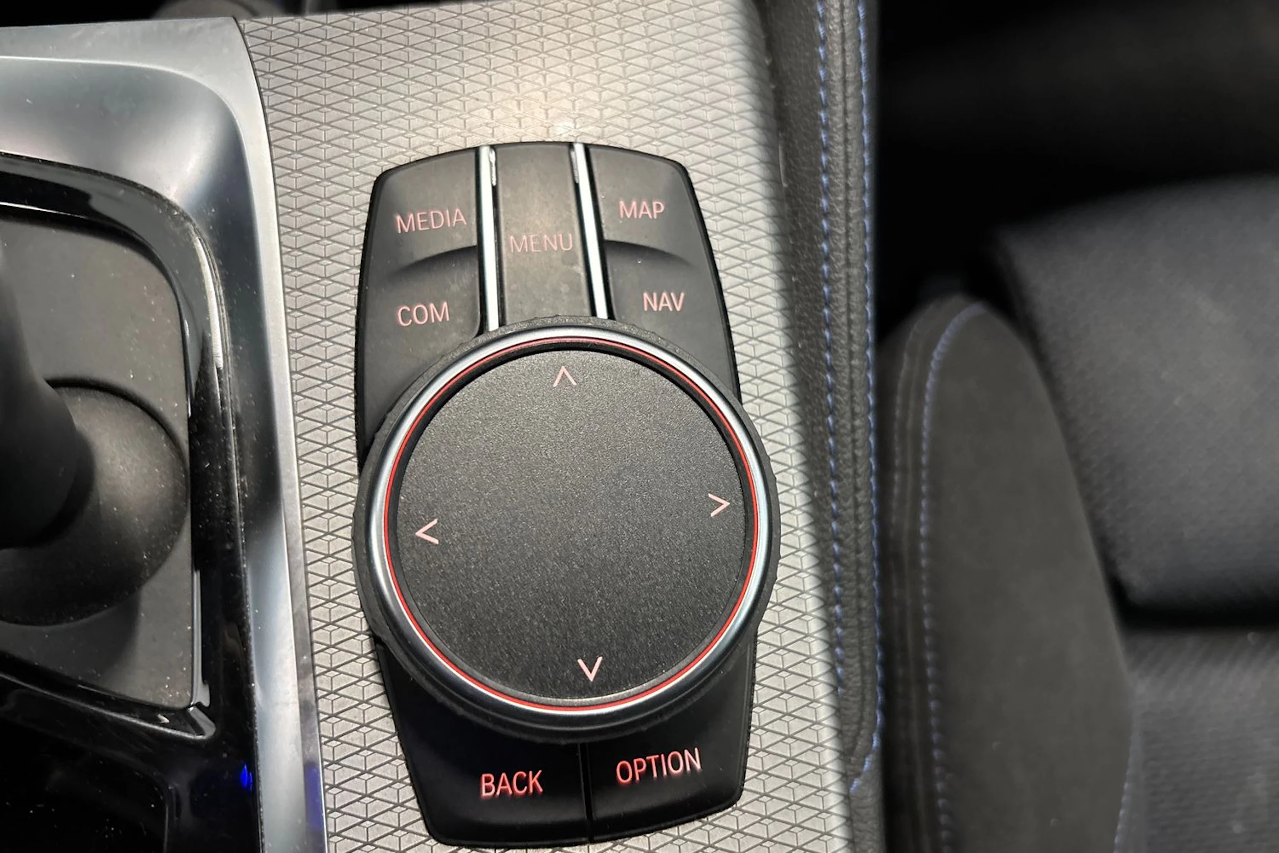 valkoinen BMW 530 2018 kuva 30.