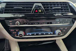 musta BMW 530 2018 kuva 14.