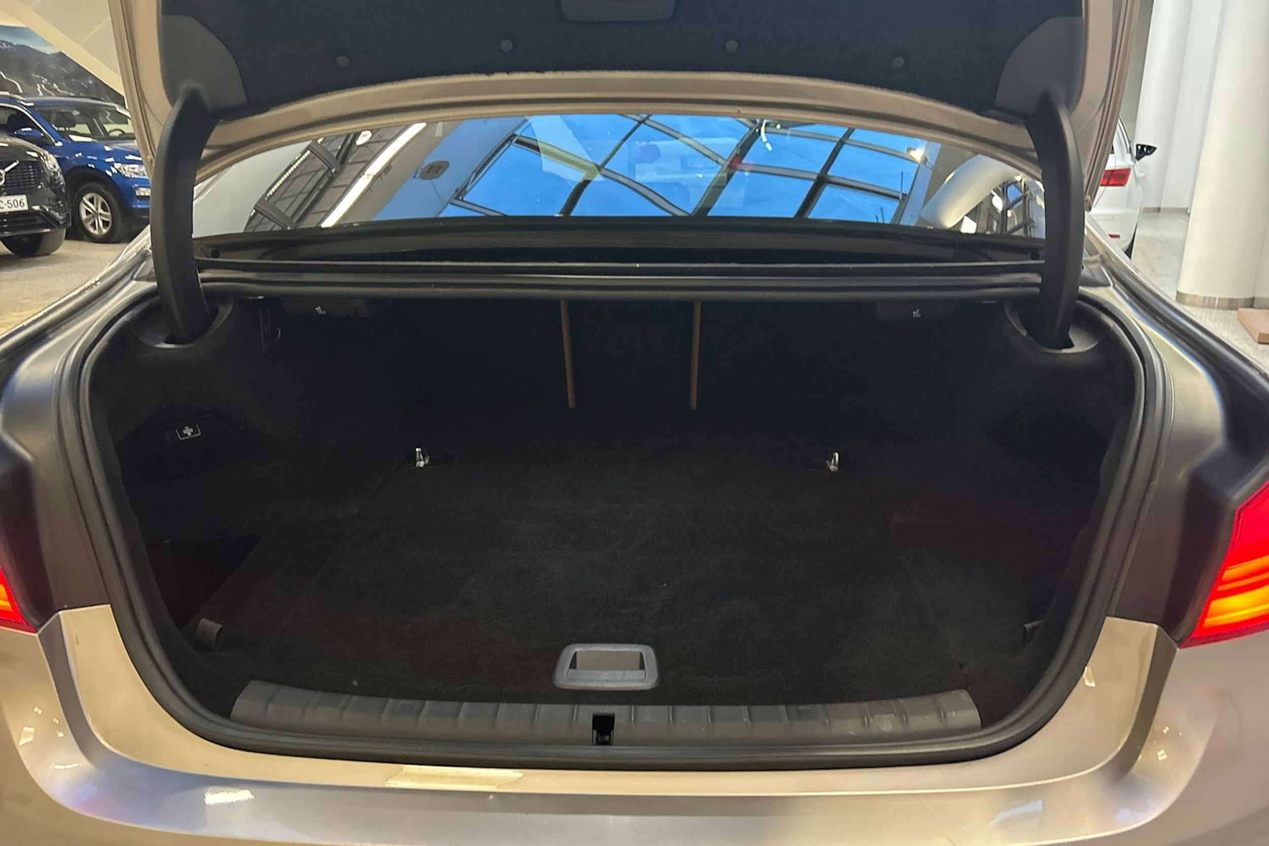 harmaa BMW 530 2018 kuva 11.