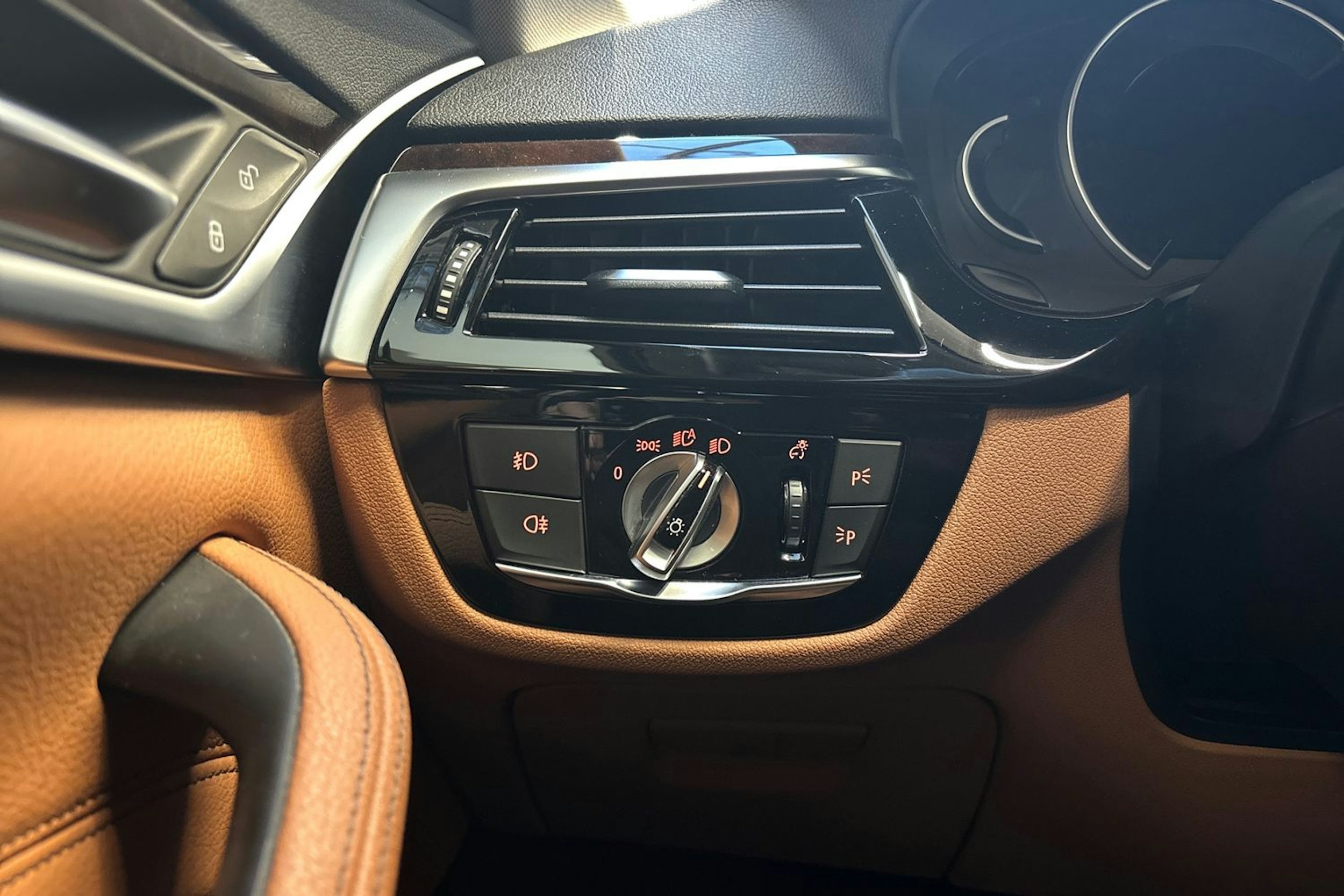 harmaa BMW 530 2018 kuva 14.