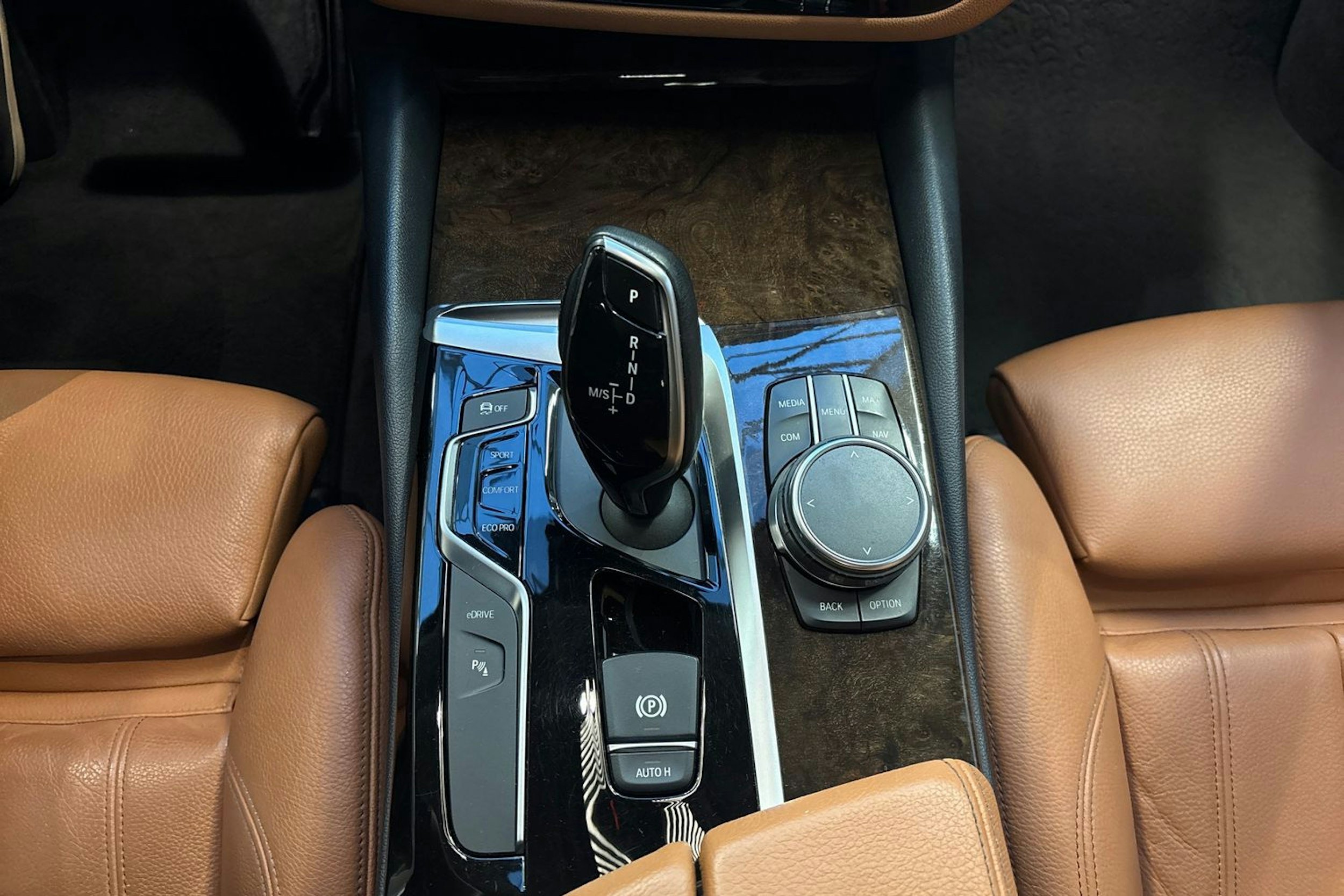 harmaa BMW 530 2018 kuva 19.