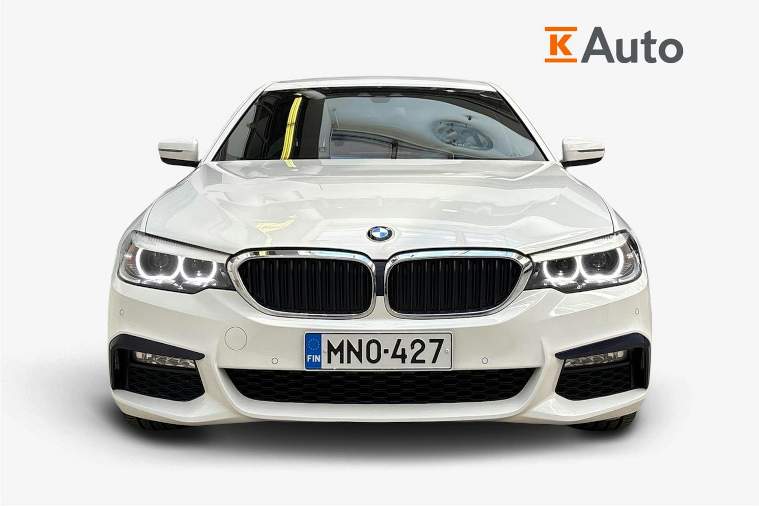 valkoinen BMW 530 2018 kuva 5.