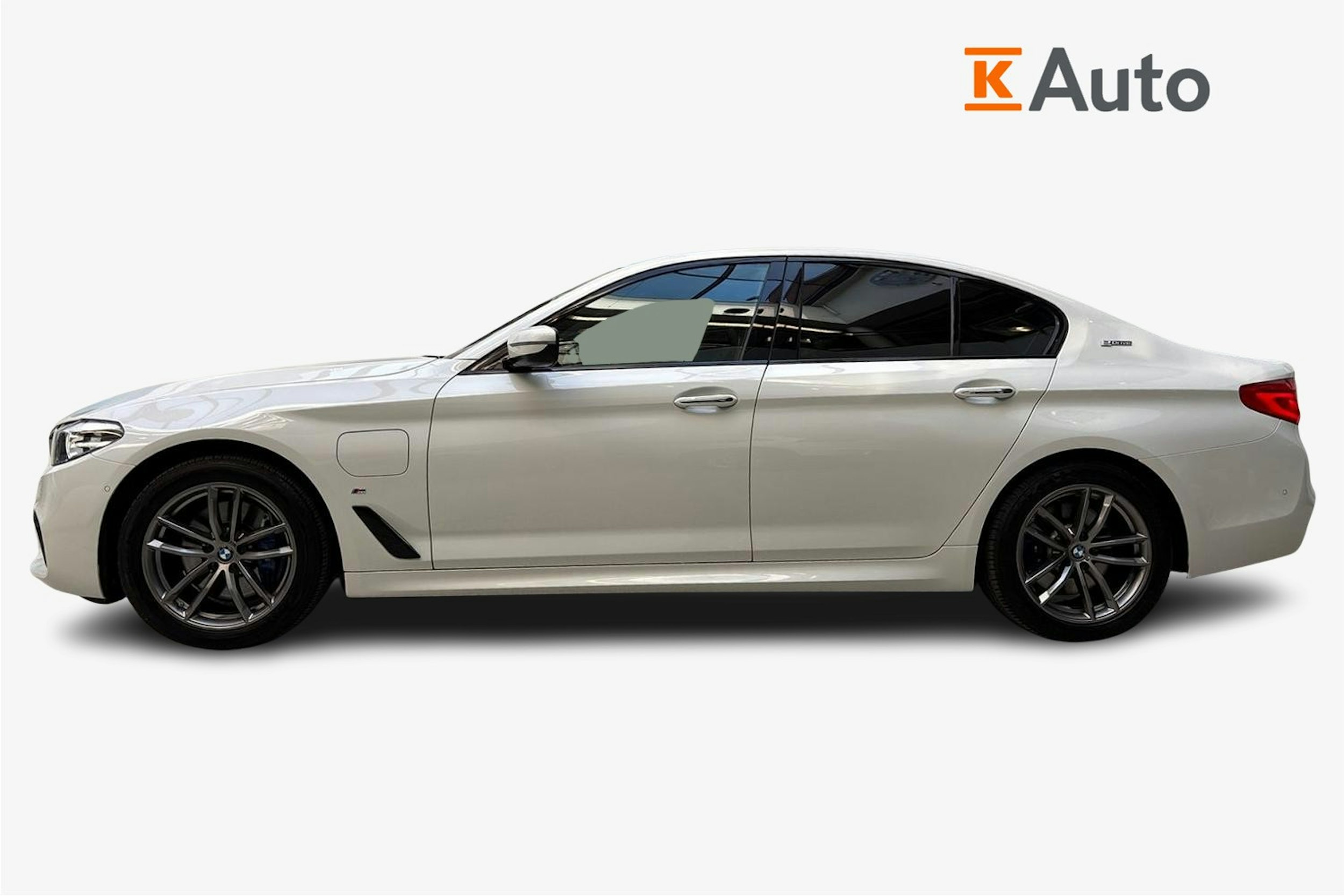 valkoinen BMW 530 2018 kuva 6.