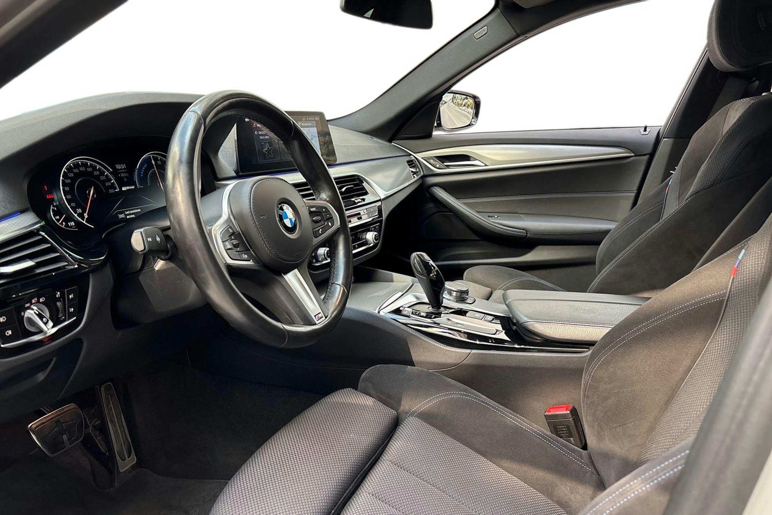 valkoinen BMW 530 2018 kuva 7.