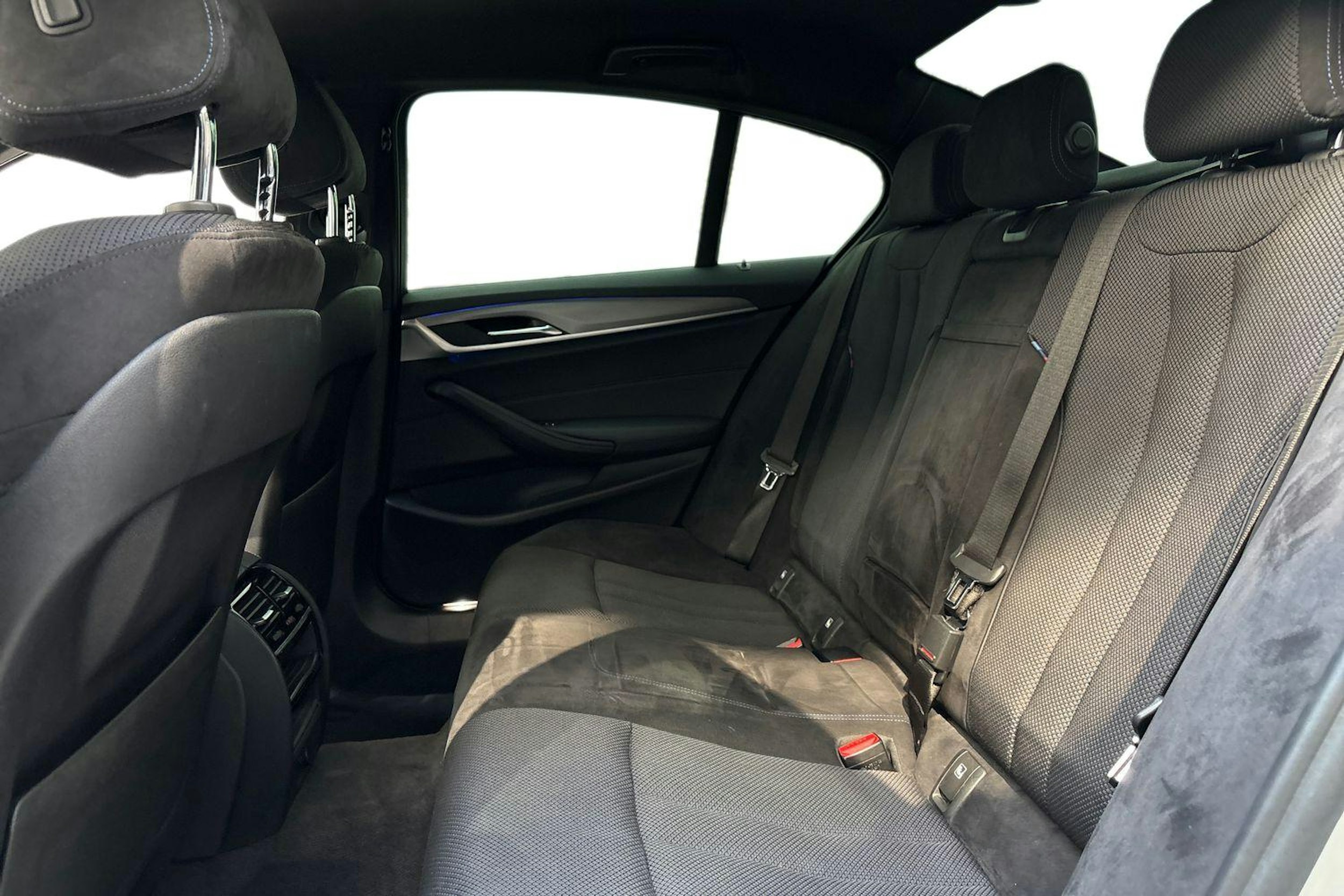valkoinen BMW 530 2018 kuva 10.