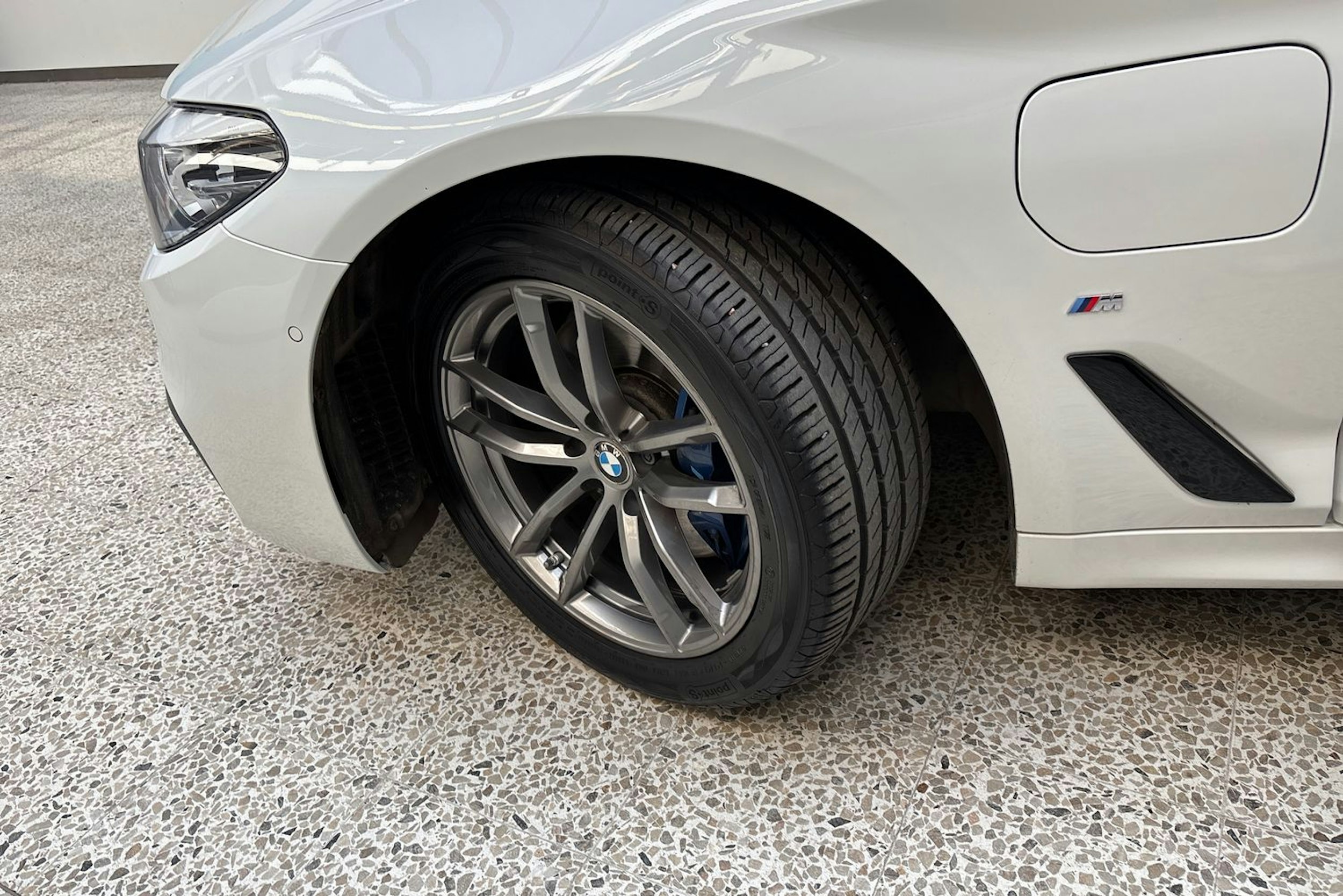 valkoinen BMW 530 2018 kuva 13.