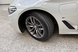 valkoinen BMW 530 2018 kuva 13.