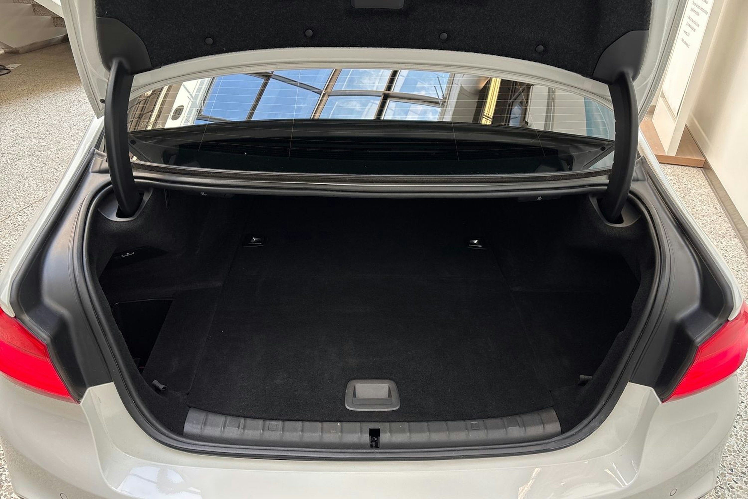valkoinen BMW 530 2018 kuva 14.