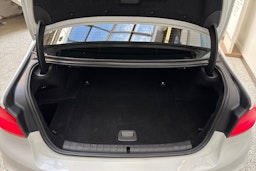 valkoinen BMW 530 2018 kuva 14.