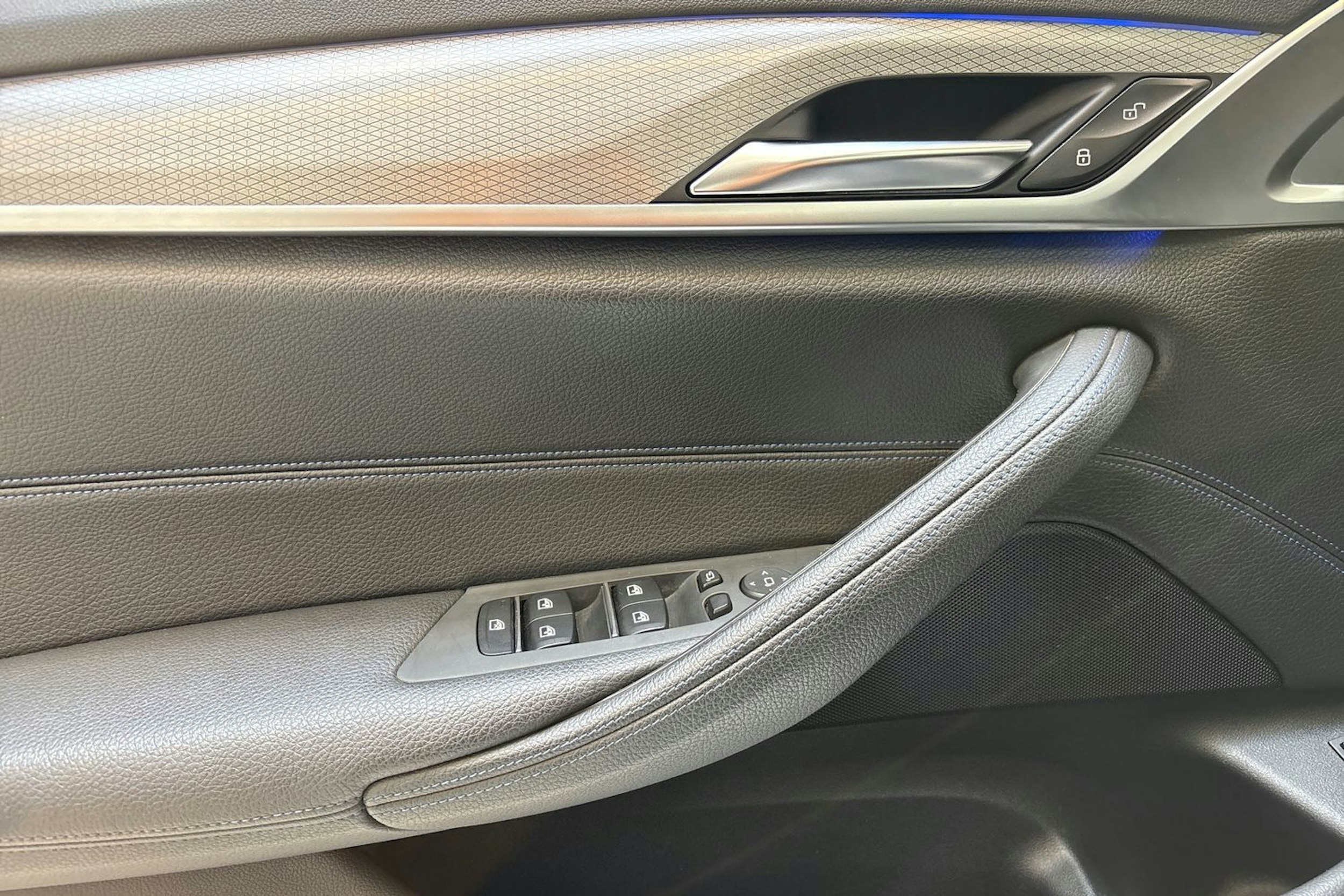 valkoinen BMW 530 2018 kuva 16.