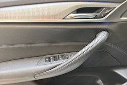 valkoinen BMW 530 2018 kuva 16.