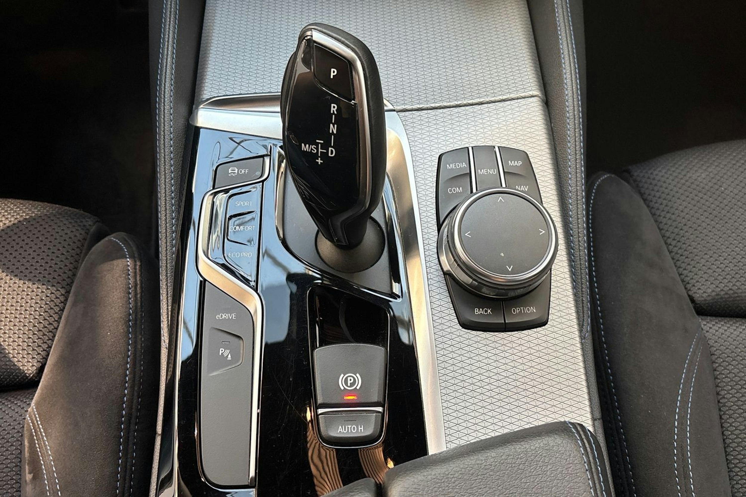 valkoinen BMW 530 2018 kuva 27.