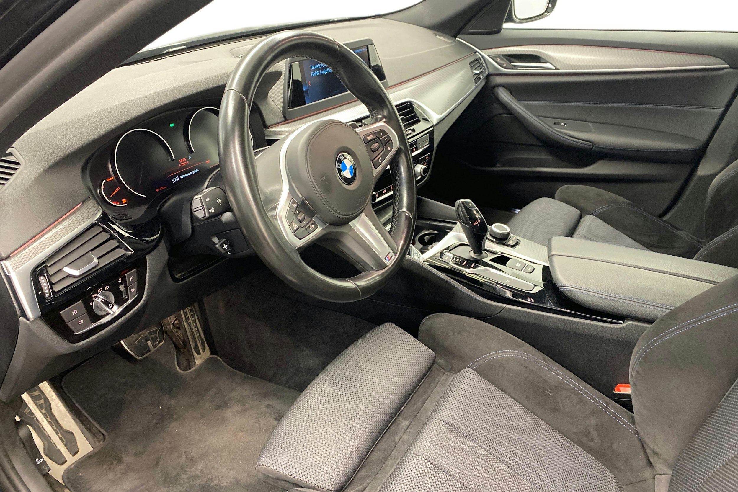 Musta BMW 530 2018 kuva 7.