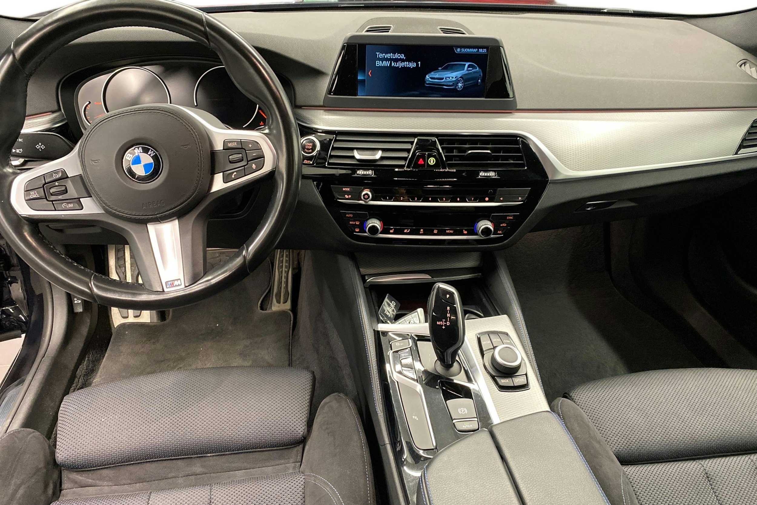 Musta BMW 530 2018 kuva 9.