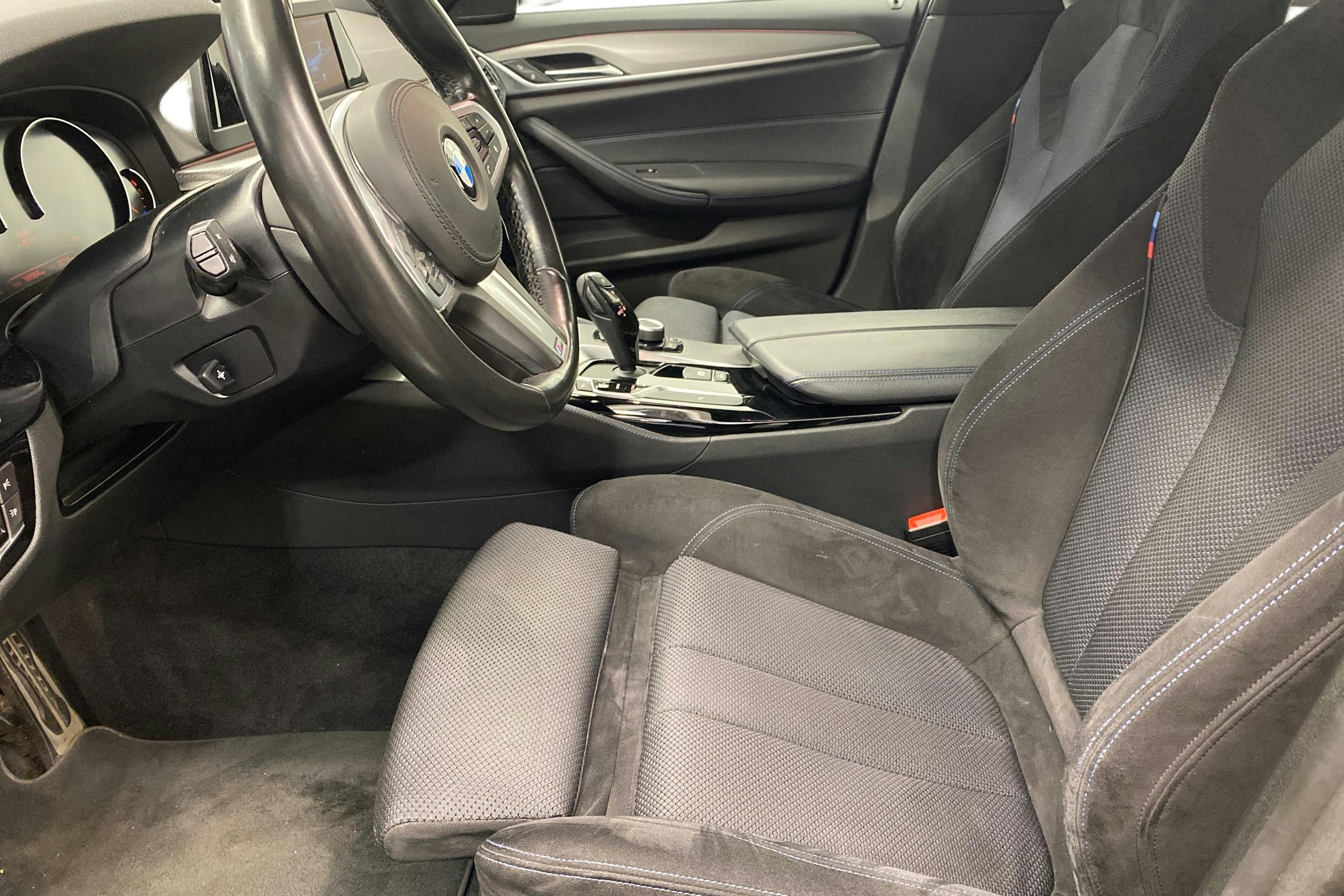 Musta BMW 530 2018 kuva 10.